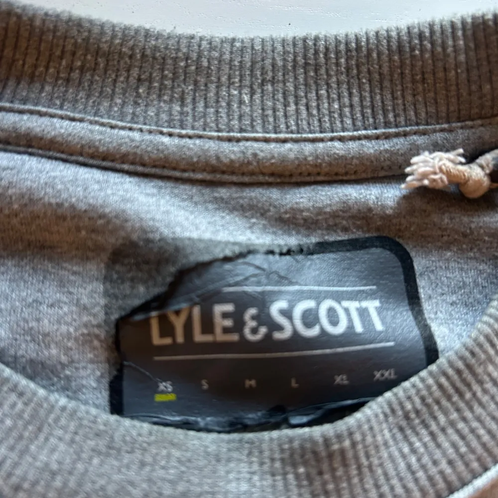 Välomhändertagen, inga fläckar, lösa trådar eller liknande.  Storlek xs vilket motsvarar ca 176 Säljes då jag inte har användning utav den. Hoodies.