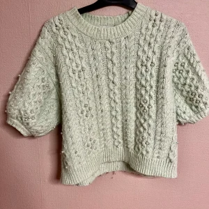 Zara stickad grön tröja - En stickad grön tröja med pärlor från Zara💕