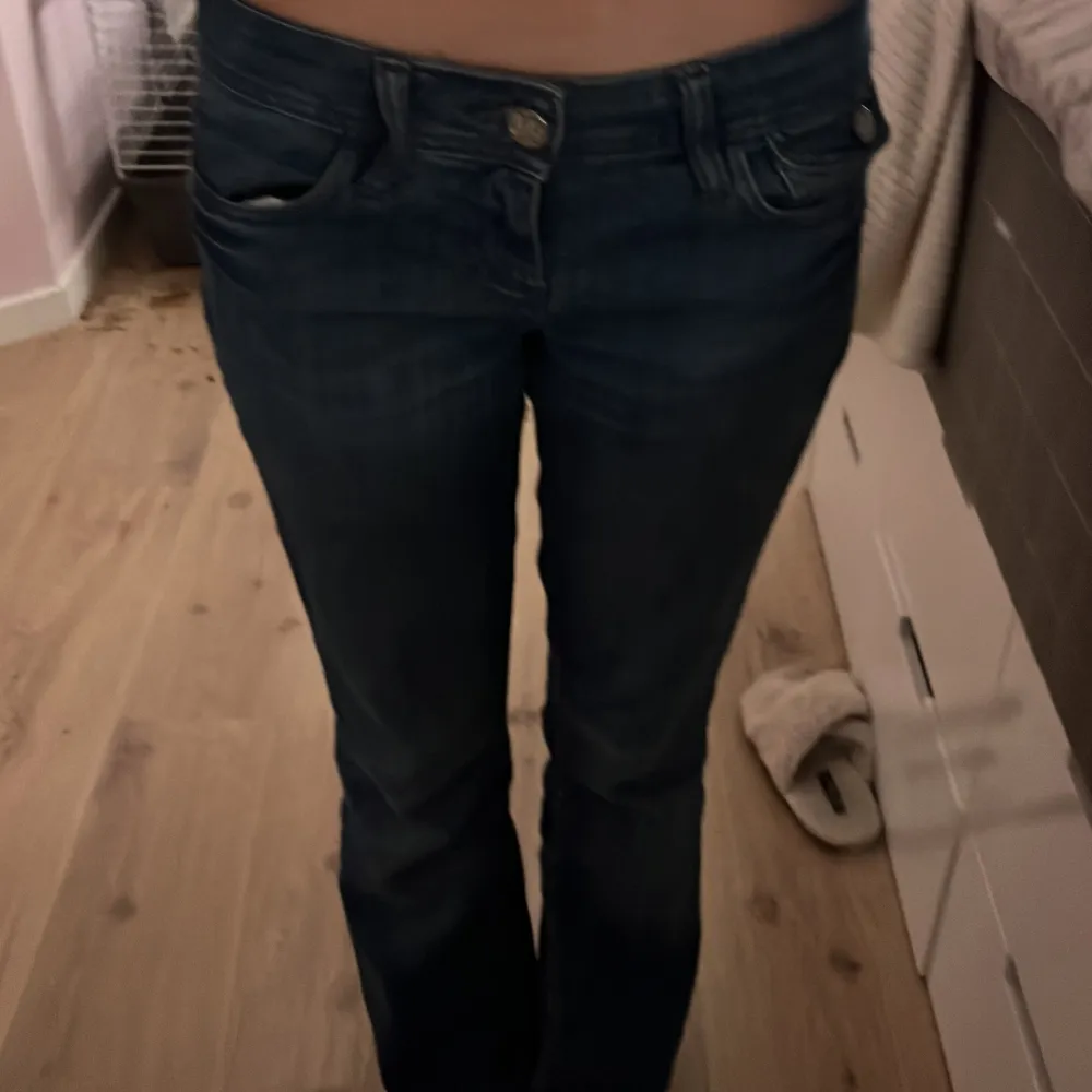 Ursnygga bootcut jeans med fickor bak och fina detaljer🥰🥰. Jeans & Byxor.