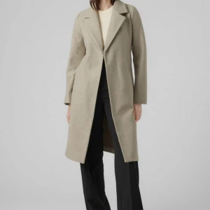 Kappa/jacka - Säljer denna kappa köpt från zalando. Har använt den 2 gånger bara. Storlek S. Pris kan diskuteras.