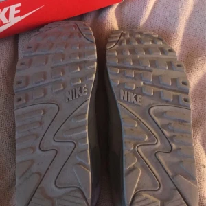 Nike air Max 90s - hej säljer mina m90s för kommer aldrig till användning jätte fina o passar till allt..