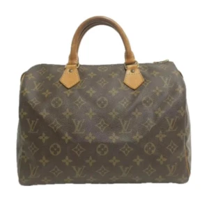 Louis Vuitton Speedy 30 - Louis Vuitton Speedy 30. Ett måste i väskkollektionen! Bra storlek för både vardagsbruk och resor. Perfekt att använda som skol-/arbetsväska. Speedy ger en touch av lyx och stil till varje outfit. Tillverkad i den ikoniska monogramduken.