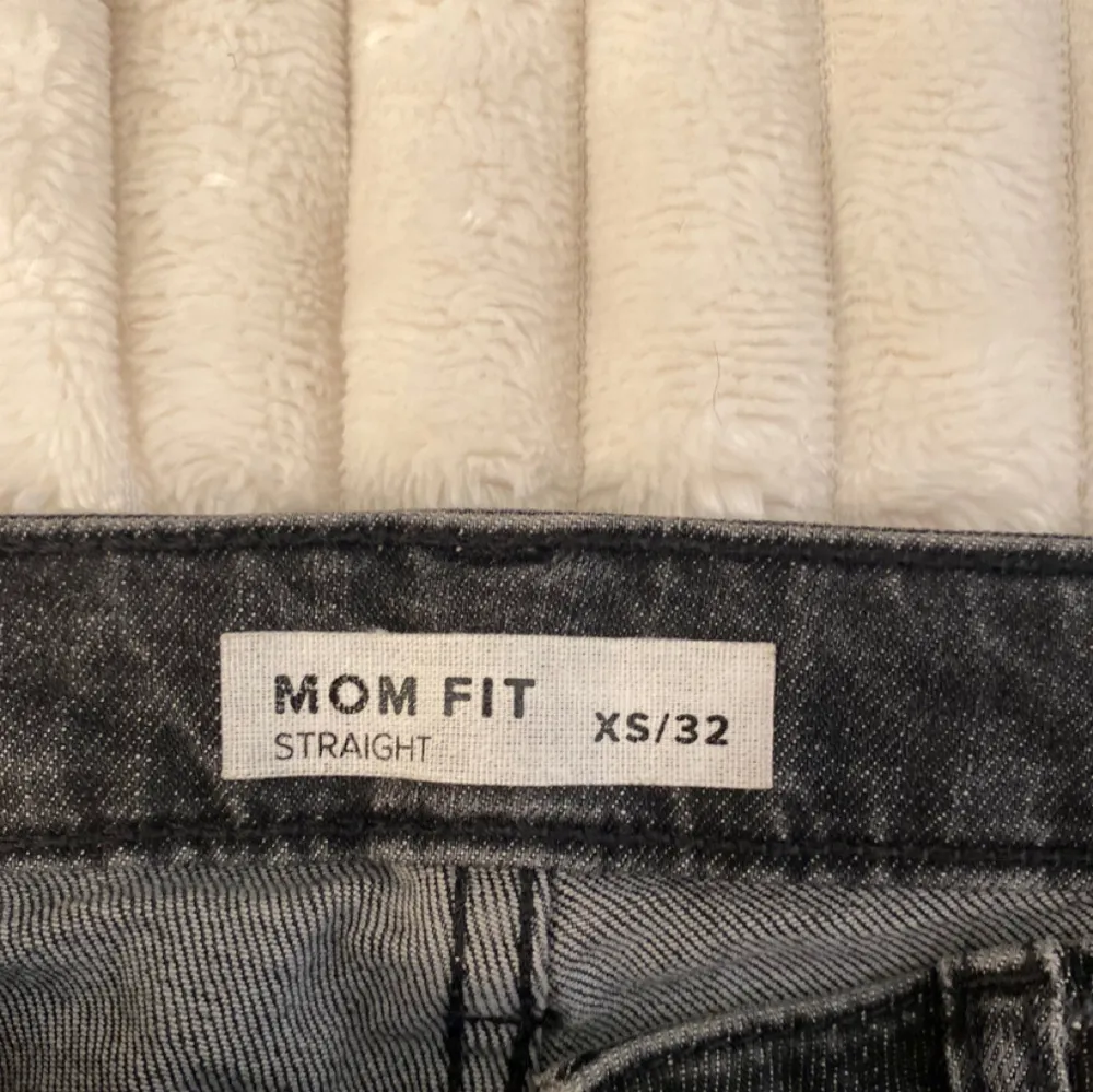 Svarta högmidjade straight Mom jeans, aldrig använt. Jeans & Byxor.