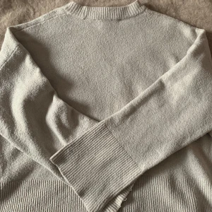 Stickad tröja - Stickad tröja från bershka, lite nopprig och slits vid armarna💗