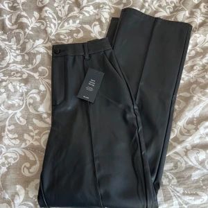 Byxor i PU  - Högmidjade byxor i PU från NA-KD, aldrig använda. Lappen kvar  Storlek 36 