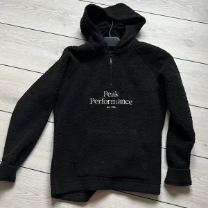Peak performance  - Riktigt snygg lurvig peak performance tröja/hoodie. 10/10 skick