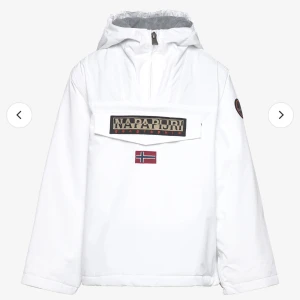 Napapijri vinterjacka - Säljer en fin vinterjacka i storlek xs med nypris 1699kr😊 Säljer denna jackan då jag inte använder den!