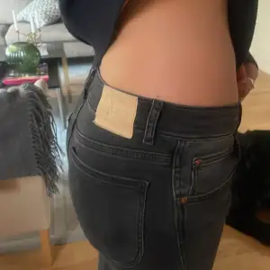 Svarta jeans från Zara i storlek 152 (11-12), de är i mycket fint skick och de passar bra nu till hösten och vintern! Säljer då de är för korta för mig (är cirka 172 cm)💕