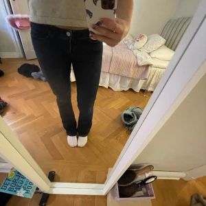 Mörkblåa levis jeans - Säljer ett par svarta jeans i bra skick. De ser mer straight ut på bilden men skulle säga att dom är bootcut🥰