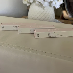 Glossier Boy Brow (3 stycken) - Brown - Skriv till mig innan du köper för jag har även lagt ut annonsen på en annan sida. Helt ny, oanvänd, du får 3st. tillsammans för 560kr
