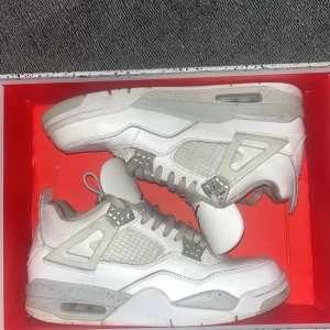 Jordan 4 oreo - tjena säljer då mina jordans pga av att jag inte använder dom längre, skulle säga dom är i god skick. Priset är inte fast hugget, om de är nåt ni undrar över skriv i DM!