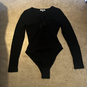 sexig body - jag säljer denna sexiga body med snörning över bystet. den är använd några få gången, så den är i lite använt skick🥰