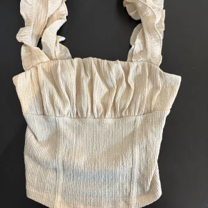 Beige topp  - Snygg topp från Gina Tricot strl XXS, endast använd ett fåtal gånger, bra skick!  Pris kan diskuteras 