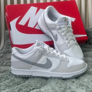 Nike dunk low NYA - Helt nya skor med låda kvar, endast testade.  Storlek 39, säljer då dem är lite små för mig. Köpta på Nike.se färgen finns inte långre kvar vad jag kan hitta