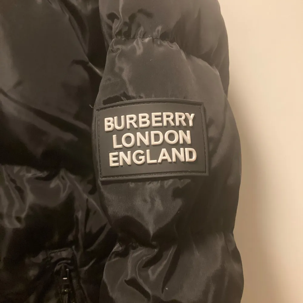 Burberry Jacka i storlek S. Säljs för 4500kr. Använd 5 gånger, den är alltså mycket sparsamt använd. Säljs då den inte används längre.. Jackor.