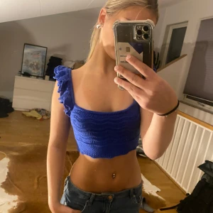 Stickad mörkblå volang topp - Endast provad med lappen kvar! Nypris 200