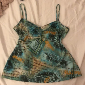 Färgglad linnetopp från Artex Collection - Säljer en superfin och färgglad linnetopp från Artex Collection. Den är perfekt för sommardagar och har smala axelband. Passar både till vardags och fest! Köpte second hand men jag har aldrig använt den då jag har haft lite för mkt kläder 😓