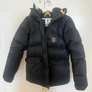 FJÄLLRÄVEN JACKA - Önskar byta min fjällräven jacka storlek S dam mot en likadan fast XS eller XXS!  Jackan är svart och köpt förra vintern, använd fåtal gånger så i princip nyskick!  Kan ev tänka mig sälja jackan också isåfall kom m prisförslag, nypris 7000kr!