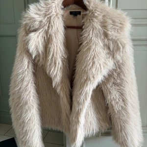 Beige pälsjacka New look  - Säljer min jättefina pälsjacka från New look, slutsåld överallt! Den är i storlek 40 men passar mig bra som vanligtvis har 36/38 i överdelar. Priset kan diskuteras. Den har använts men inga tecken på det alls 💕