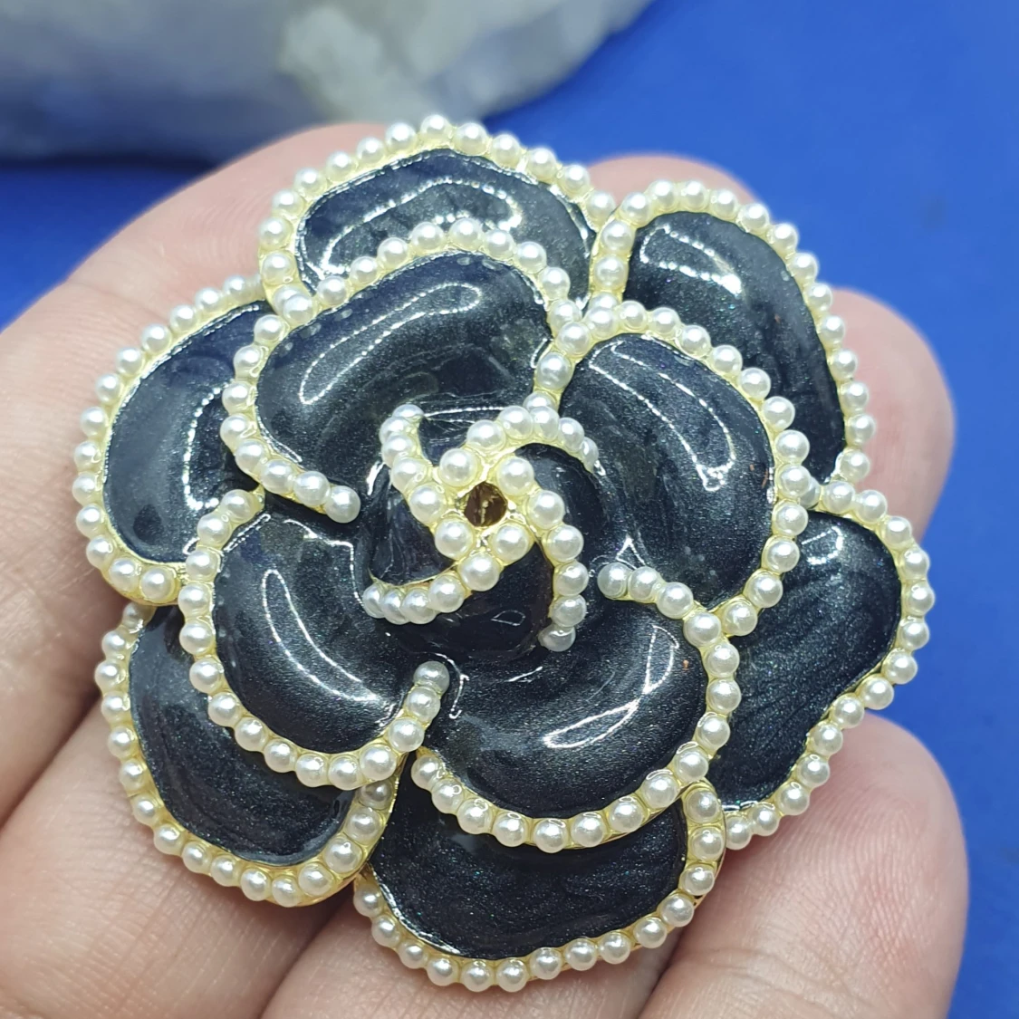 Brosch - Stor Kamelia i svart