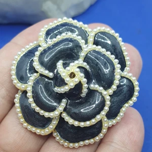 Brosch - Stor Kamelia i svart - Den här broschen i form av en kamelia i svart med små pärlor runt kanterna är ca 4.5 × 4.5 cm, denna är oanvänd. ✨️Titta igenom alla mina upplagda och köp fler saker i bundle för att spara på frakten och få allt du köpt i ett och samma paket✨️