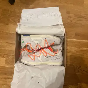 Dunk Off white LOT 31 44.5 DS Bin: 5499kr Kan mötas Stockholm eller fraktas🙌 Skriv PM i kommentarerna om det ej går att skriva till mig🤛