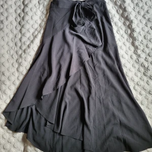 Asymmetrisk kjol - Svart, asymmetrisk kjol från Lindex. Storlek XS. Använd en gång.