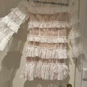 By Malina klänning - Säljer min studentklänning från By malina som är avklippt. Bra skick  Klänningen är 57 cm från armhålan och ner och sitter under rumpan på mig som är 176