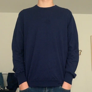 Gran sasso tröja blå - Jag säljer en merino ull från Gran Sasso. Den är perfekt för både vardag och lite finare tillfällen. Tröjan har långa ärmar och är gjord i ett mjukt material som känns skönt mot huden. 🍂💸