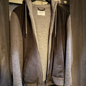 Gran Sasso Cardigan - Säljer nu denna feta Gran Sasso Cardigan då den blivit för liten för mig. Cond: 8/10, lite smått noppring på armarna men inget märkvärdigt Skriv om ni önskar fler bilder! 