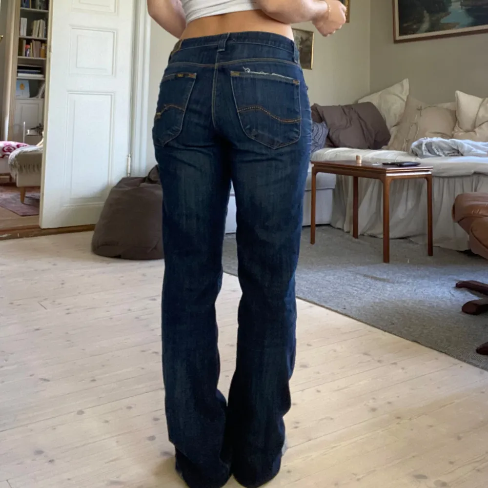 Skitsnygga midrise Lee jeans i en perfekt mörkblå färg som går ihop med alla outfits, speciellt nu till hösten. Jag är ca 160 cm och jeansen är ungefär 10 cm för långa för mig. . Jeans & Byxor.