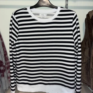 Randig tröja - Säljer en snygg svartvit randig tröja. Den är långärmad och har en klassisk rund halsringning. Perfekt för både vardag och lite mer uppklädda tillfällen. Superbekväm och lätt att matcha med det mesta i garderoben!