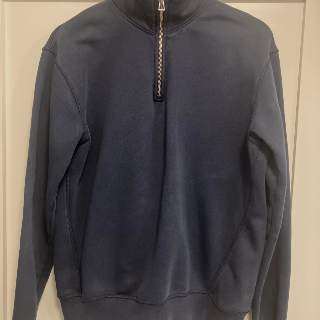 Mörkblå tröja med dragkedja