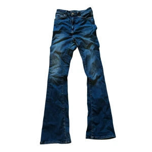 Högmidjade utsvängda jeans - High waist utsvängda jeans i bra skick  Skriv om du vill se bild på eller om du har några frågor