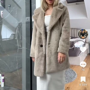 Fusk päls kappa - Pälskappa från zara köpt förra vintern superfint skick använd max 2 ggr!