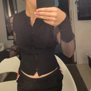 fest topp - jätte fin topp från zara, den är i storlek M men passar mindre storlekar, jag andvänder vanligtvis XS/S i tröjor och den här passar perfekt