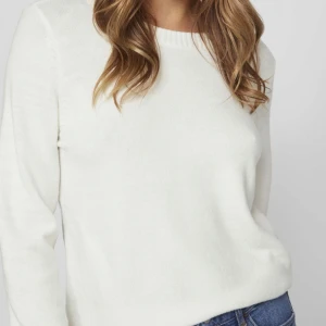 Vit stickad tröja från vila🤍 - Vit stickad tröja från vila 🤍 strlk M, jätte fin men lite nopprig 🤍(långärmad om det inte framkom vid bilden)