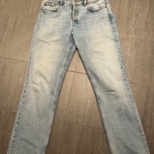 Blåa Jeans Straight - Jag säljer dom här blåa jeansen från Zara då dom är förstora för mig. 