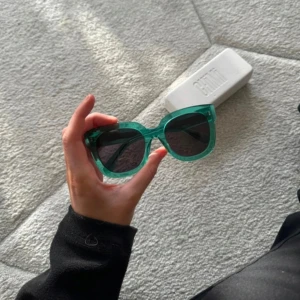 Gröna solglasögon från CHIMI - Säljer ett par snygga gröna solglasögon från CHIMI. De har en transparent grön färg. #008 i färgen aqua. Kommer med ett stilrent vitt fodral. 💕💕