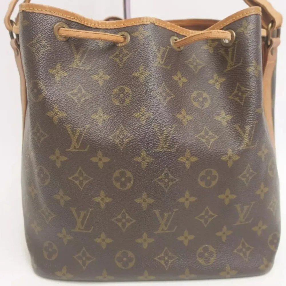 Vackra Louis Vuitton Petit Noe! Har blivit go-to-väskan för alla skandinaviska tjejer med goda skäl då den är tidlös, har en klassiskt vacker design och passar alla tillfällen.. Väskor.