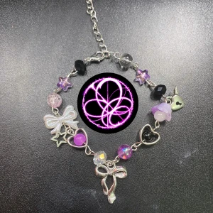 Aespa armband - Ett handqjort armband av mig som ar inspirerad av aespas supernova! Swish eller köp nu💜🖤🤍