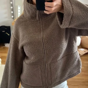 HM Jacka - Helt ny och oanvänd mysig HM jacka som är slutsåld överallt. Prislappen finns kvar! (Lånad bild)   