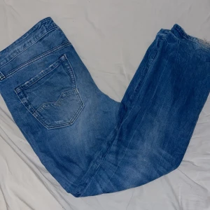 Replay Jeans straight fit - Bra skick med fina slitningar, lite slitet vid hälen men utöver det 9/10⭐️ strlk w34 men passar nog w32 bättre