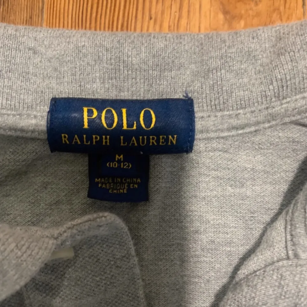 Tjena! Säljer nu denna riktigt snygga gråa Ralph Lauren långärmad piké i storlek 10 - 12/ 146 - 152. Tröjan är i fin fint skick. Denna annonsen är bara en intressekoll men skriv gärna ett pris till mig om du är intresserad eller  har några frågor. . Hoodies.