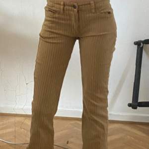 Beigea Lågmidjade, Bootcut camera jeans med mörka ränder. Lite långa på mig är 162, smutsig spegel inte jeansen, 😊💕