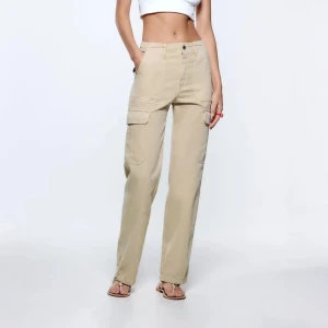 Cargo byxor - Beige cargo byxor från Zara i storlek 36/S. Dom är i bra skick då jag använt dom några gånger bara