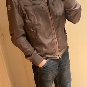 Moncler windbreaker - moncler windbreaker i storlek 3 vilket motsvarar medium En mindre defekt på tyget på armen men syns inte så mycket   Fråga om mer bilder om intresserad