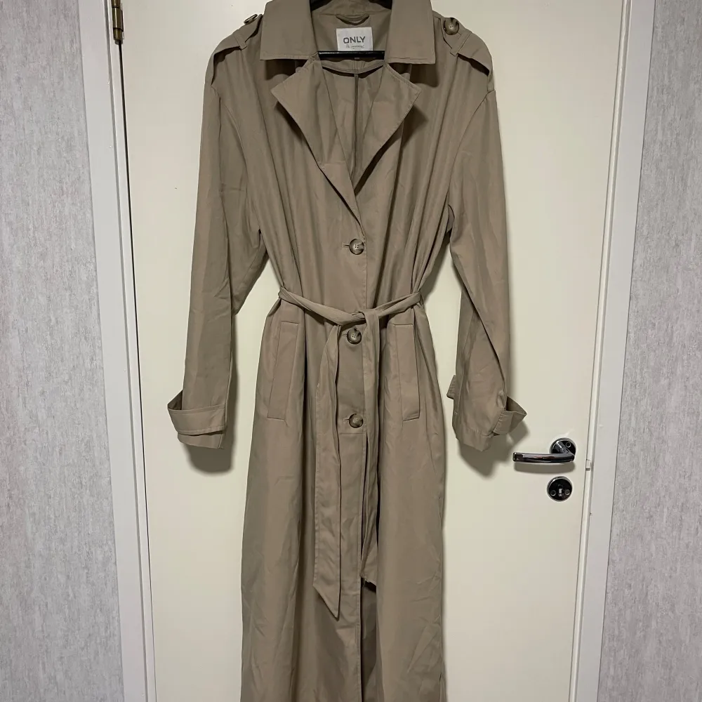 Trenchcoat från ONLY TALL. Super fin och skön. Bra skick. Jackor.