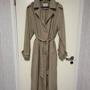 Trenchcoat  - Trenchcoat från ONLY TALL. Super fin och skön. Bra skick
