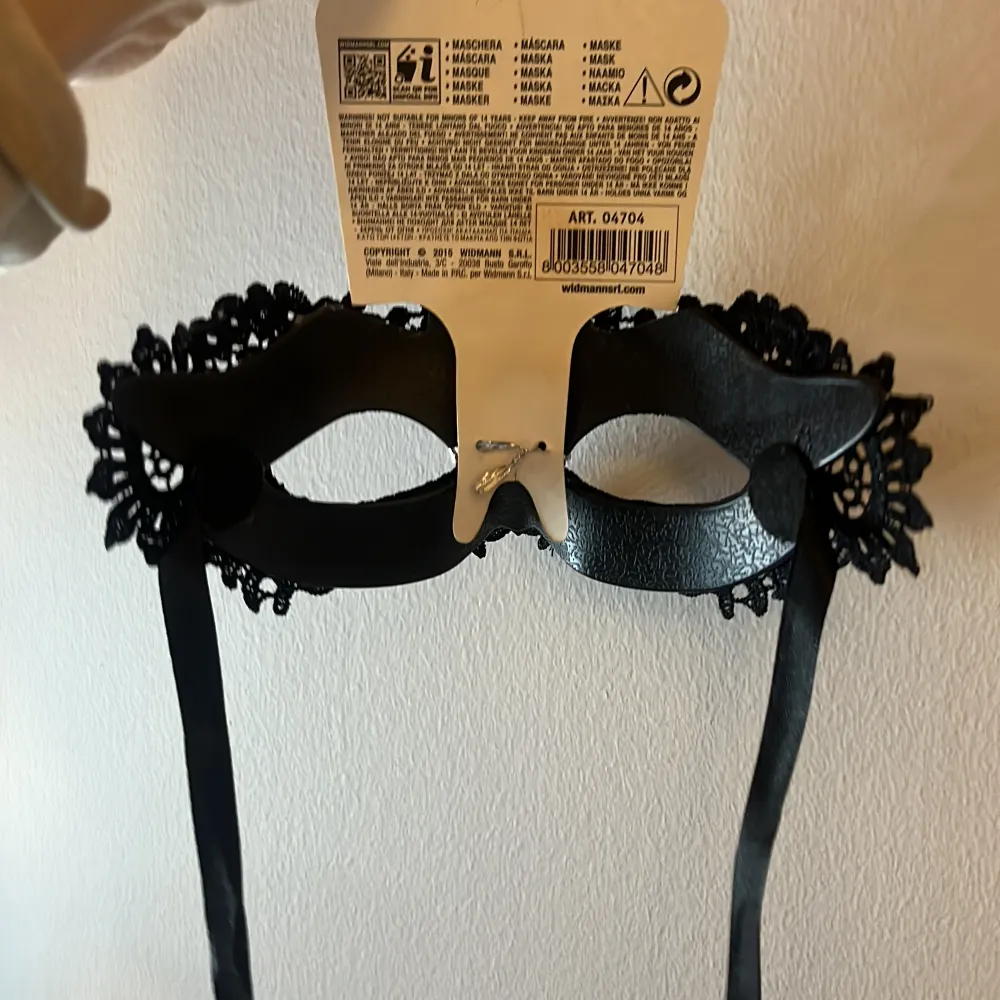 Köpte en maskerad mask för 199kr i affär men kom ej till användning, lapp är kvar, perfekt till halloween! 👻 svart med silver detaljer . Accessoarer.